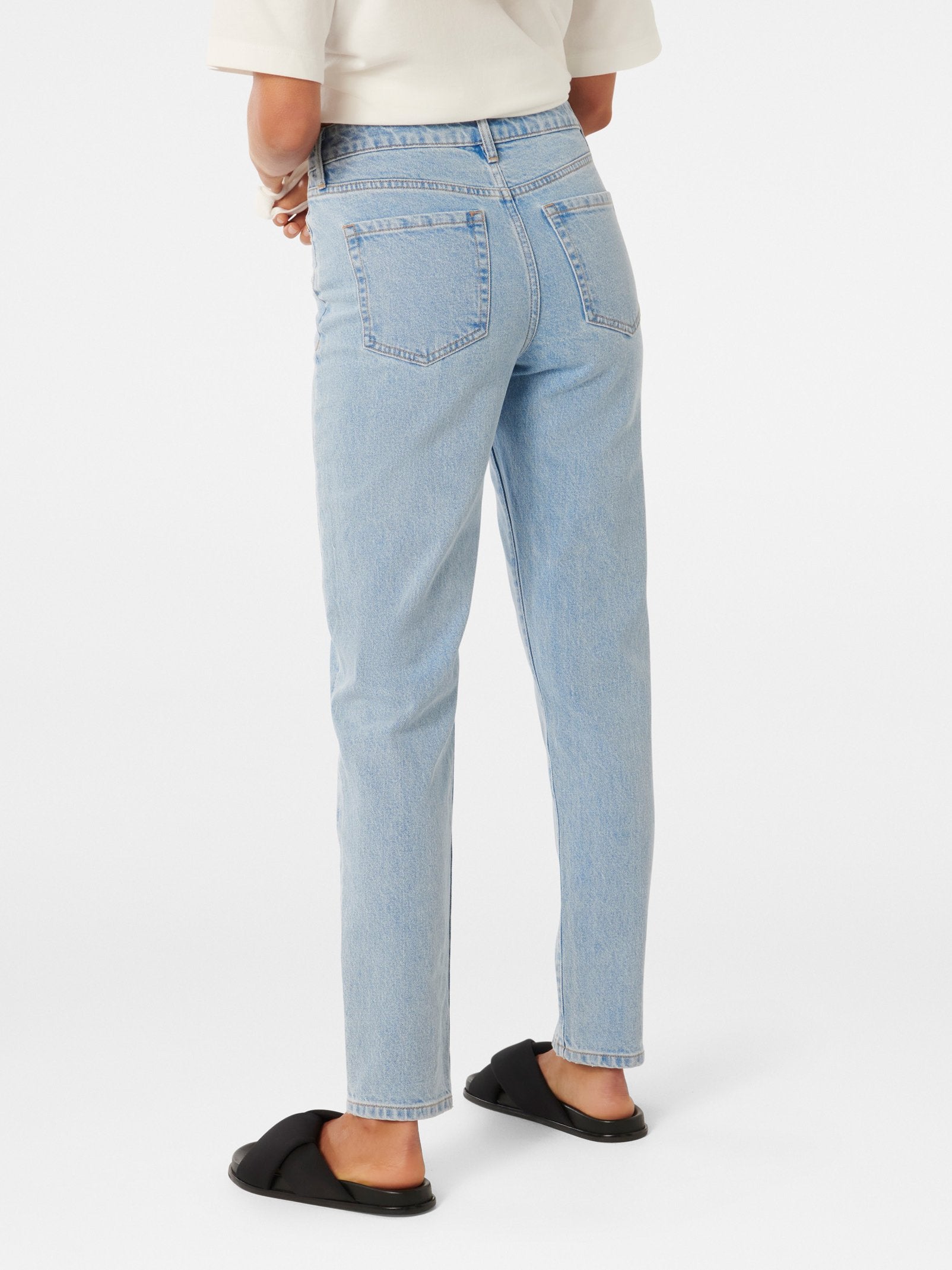  Alyssa Slim Straight Jeans